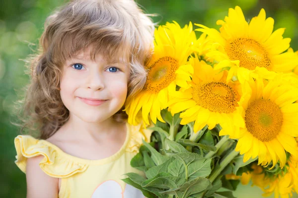 Niño con ramo de hermosos girasoles —  Fotos de Stock