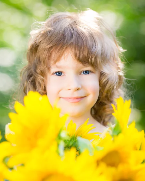 Niño con ramo de hermosos girasoles —  Fotos de Stock