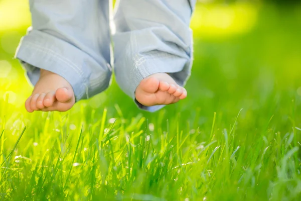 Babyfüße über Gras — Stockfoto