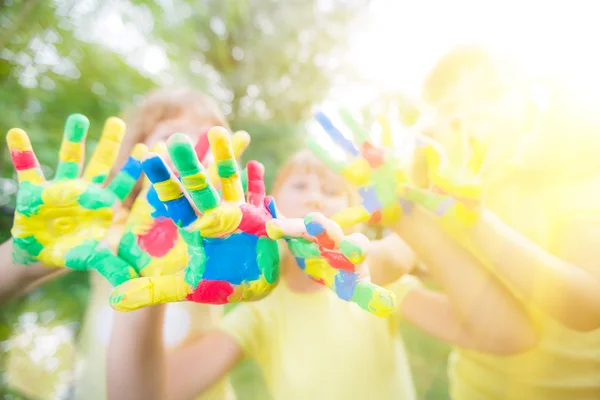 Groep vrienden met geschilderde handen — Stockfoto