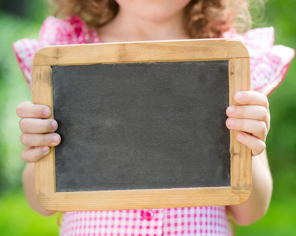 Criança segurando quadro negro — Fotografia de Stock