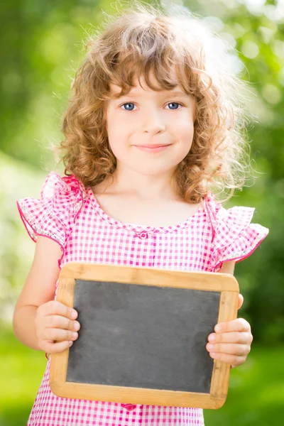 Criança segurando quadro negro — Fotografia de Stock