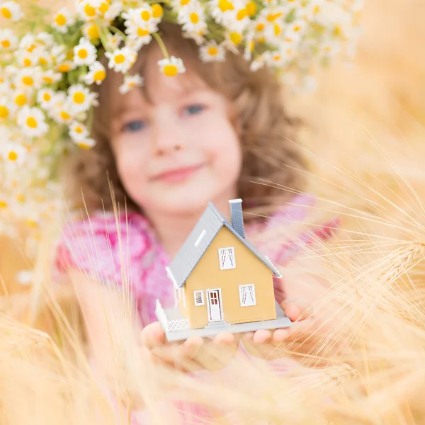 Niño en primavera —  Fotos de Stock