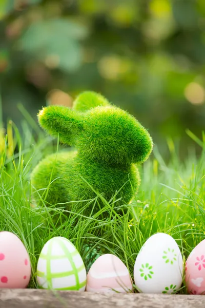Påskägg på grönt gräs — Stockfoto