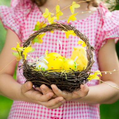 Yeşil çimlerde paskalya yumurtaları