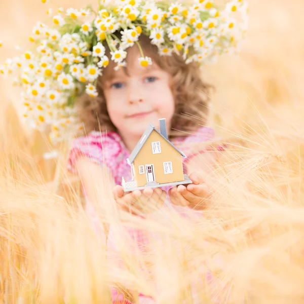 Huis in handen — Stockfoto