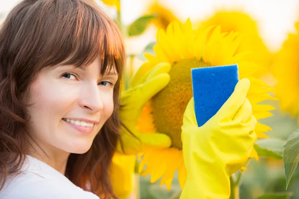 Vrouw schoonmaak zonnebloem — Stockfoto