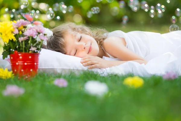 Niño durmiendo en el jardín de primavera —  Fotos de Stock