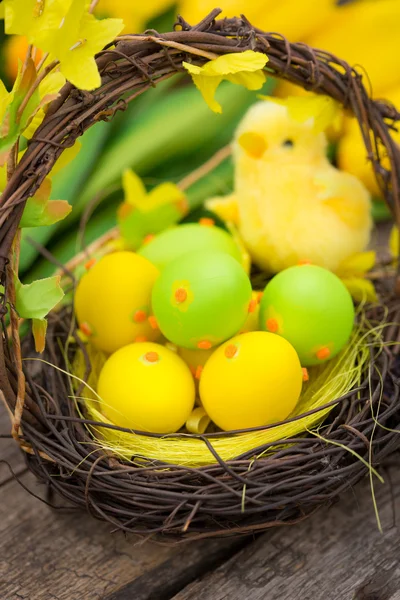 Πασχαλινά αυγά σε πράσινο γρασίδι — Φωτογραφία Αρχείου