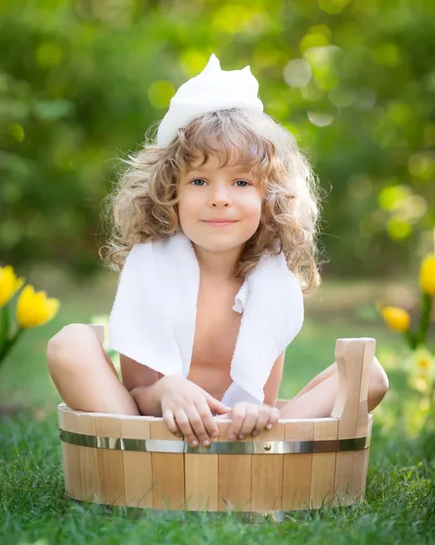 Criança que toma banho ao ar livre na primavera — Fotografia de Stock