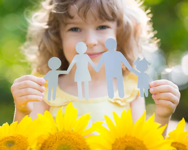 Papier familie in de hand — Stockfoto