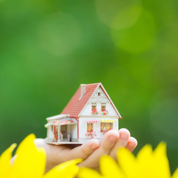 Maison entre les mains des enfants — Photo