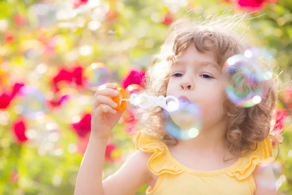 石鹸の泡を吹いている子供 — ストック写真