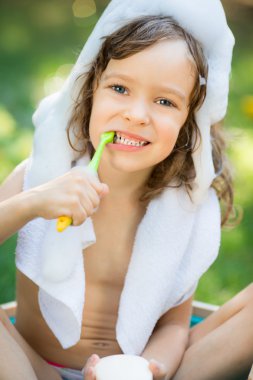 Çocuk banyo içinde açık havada bahar