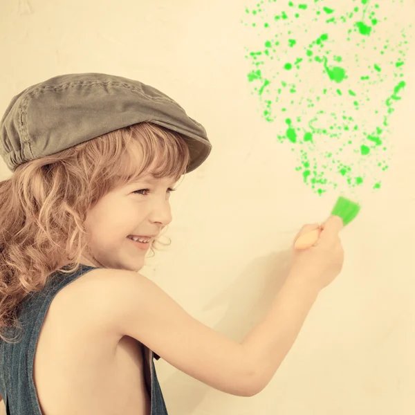 Kid painting wall — Stock Photo, Image