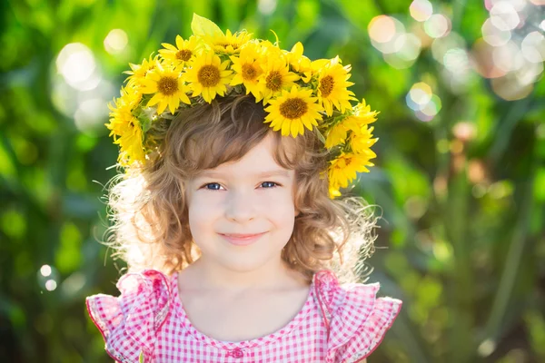 Ребёнок на весеннем поле — стоковое фото