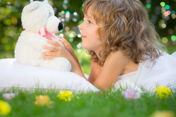 Criança dormindo no jardim primavera — Fotografia de Stock