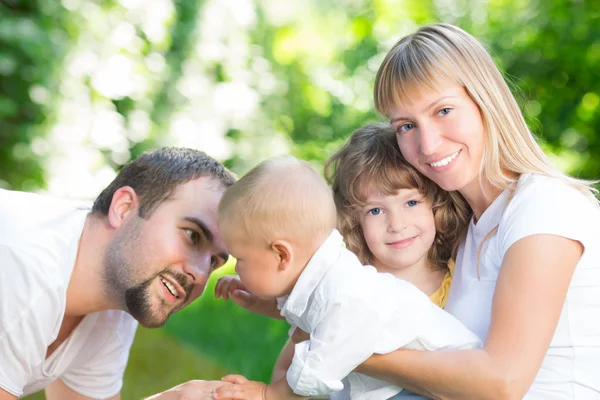 Lycklig familj utomhus — Stockfoto