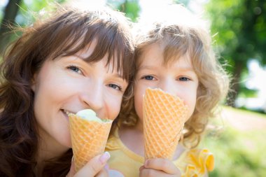 mutlu çocuk ve anne dondurma yeme
