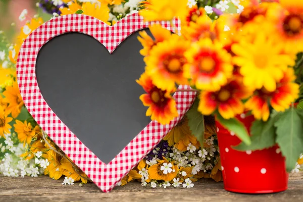 Blackboard e flores de primavera — Fotografia de Stock