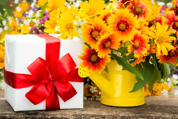 Geschenk box en voorjaar bloemen — Stockfoto