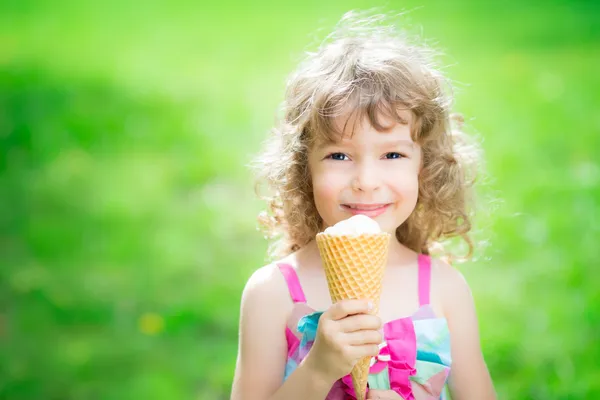 Criança feliz comer sorvete — Fotografia de Stock