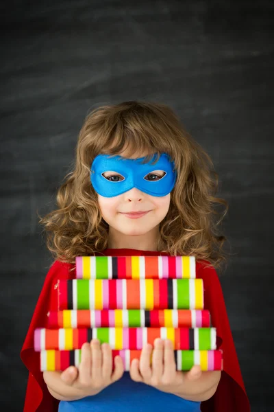 Superheld kind in de klas — Stockfoto