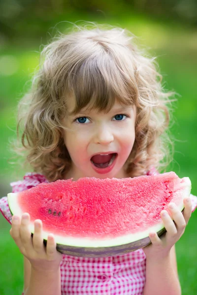 Criança feliz comendo melancia — Fotografia de Stock