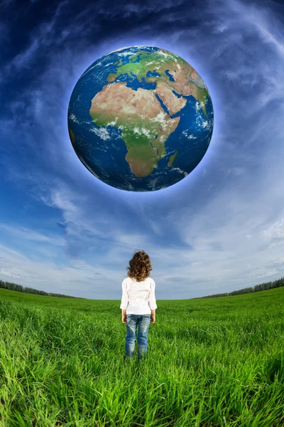 Dziecko patrząc na planecie Ziemia — Zdjęcie stockowe