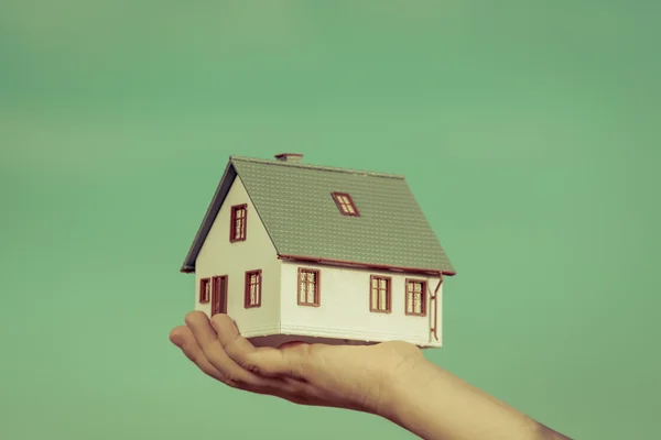 Casa em mãos de crianças — Fotografia de Stock