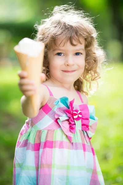 幸せな子供はアイスクリームを食べる — ストック写真