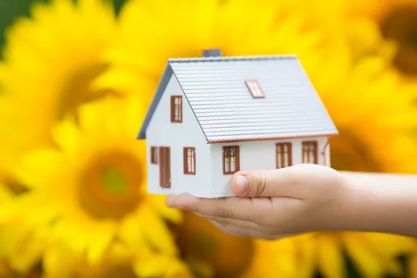 Huis in de handen van kinderen — Stockfoto