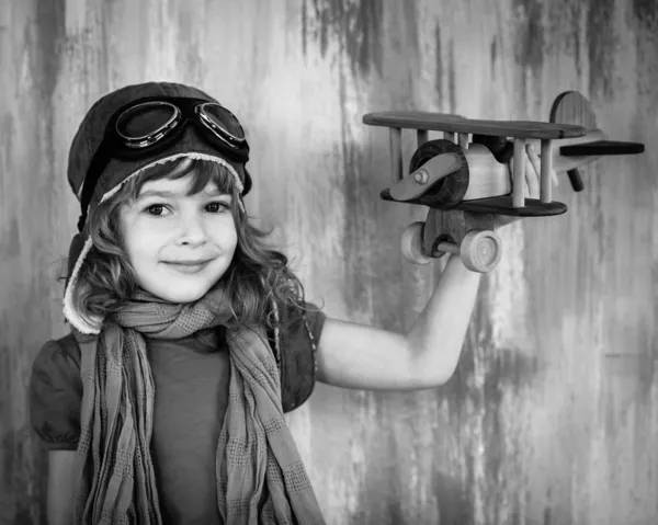 Oyuncak uçakla oynayan mutlu çocuk. — Stok fotoğraf