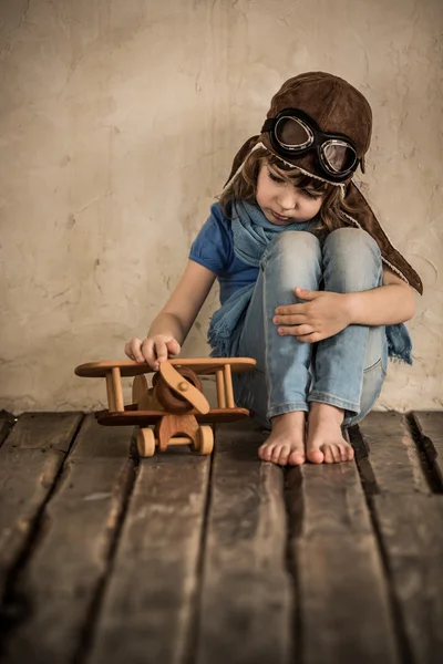 Criança triste brincando com avião — Fotografia de Stock