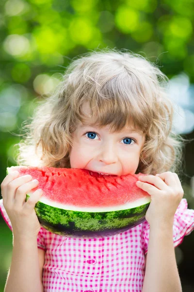 Ευτυχισμένο παιδί τρώει καρπούζι — Φωτογραφία Αρχείου