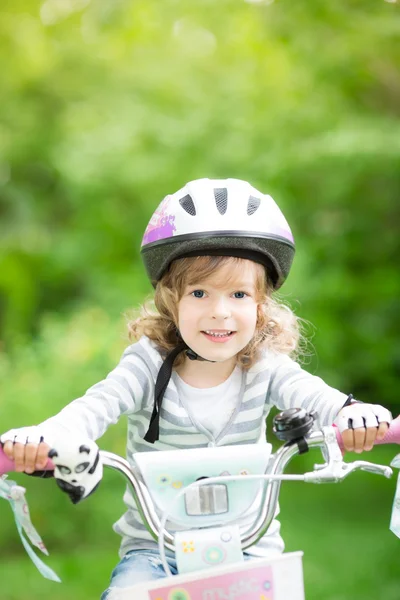 Niño feliz sentado en la bicicleta — Foto de Stock