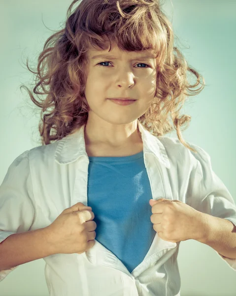 Çocuğun gömleğini bir süper kahraman gibi açılış — Stok fotoğraf