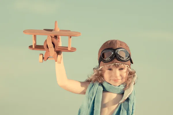 Gelukkig kind spelen met speelgoed vliegtuig — Stockfoto
