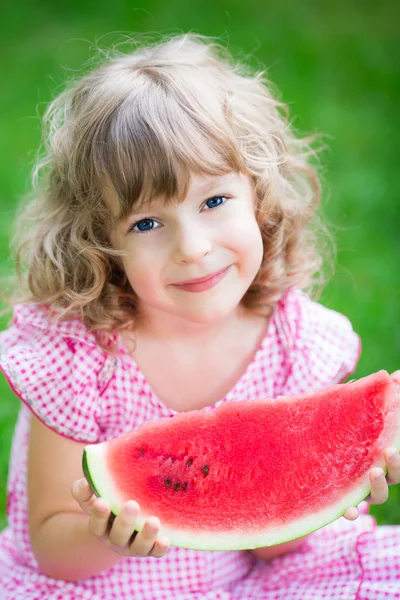 Glückliches Kind isst Wassermelone — Stockfoto