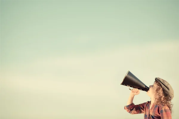 Criança gritando através de megafone — Fotografia de Stock