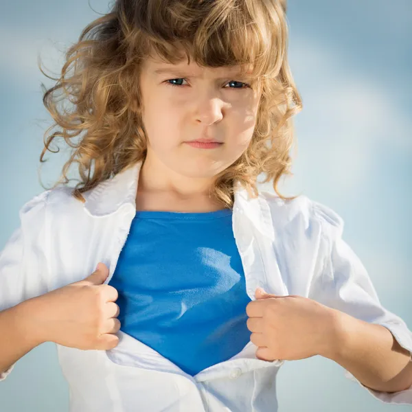 Otevření košili jako superhrdina dítě — Stock fotografie