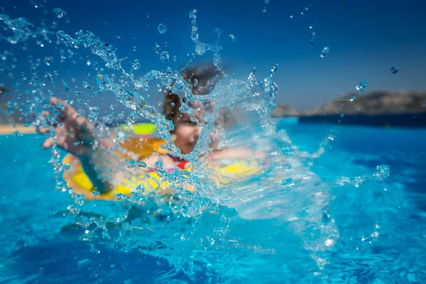 Niño en la piscina — Foto de Stock