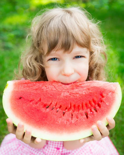 Criança feliz comendo melancia — Fotografia de Stock