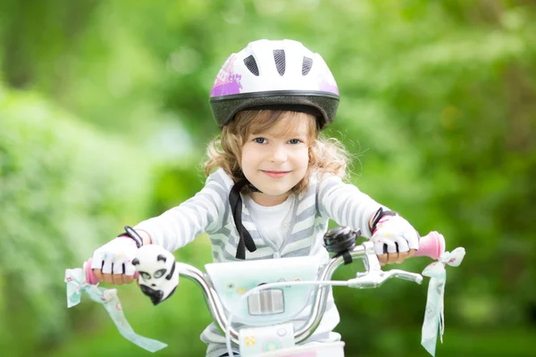 Niño feliz sentado en la bicicleta — Foto de Stock