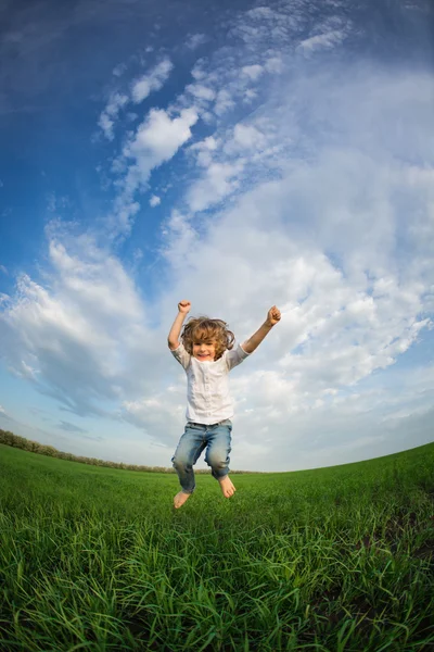 Criança feliz pulando — Fotografia de Stock