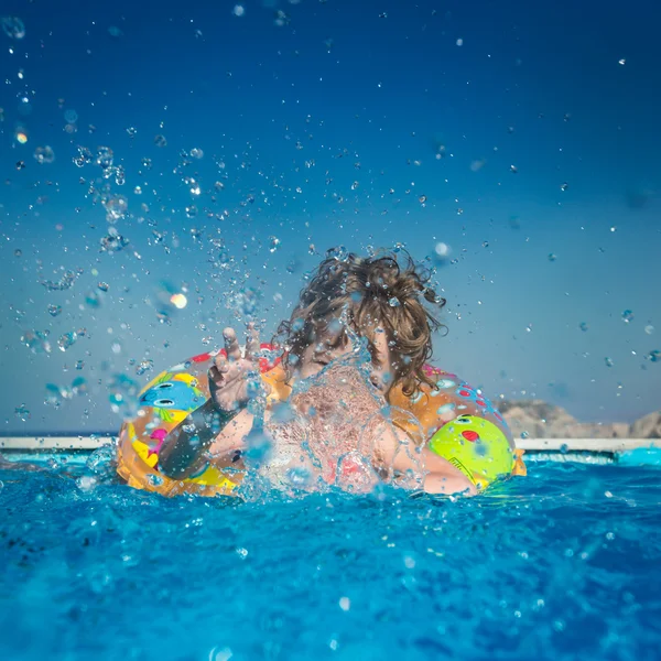 Criança na piscina — Fotografia de Stock