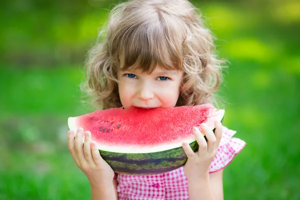 Glückliches Kind isst Wassermelone — Stockfoto