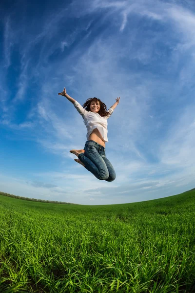 Femme heureuse sautant — Photo