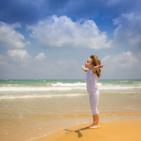 Glückliches Kind genießt am Strand — Stockfoto