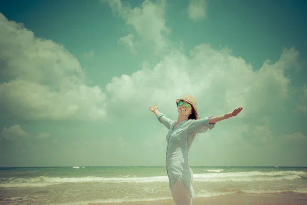 Glückliche Frau genießt am Strand — Stockfoto